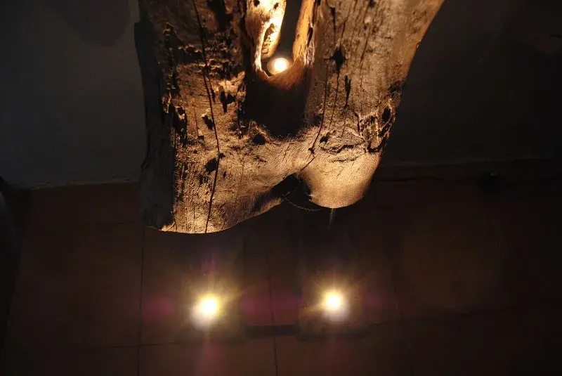 Escultura iluminada decorativa arte con madera 3